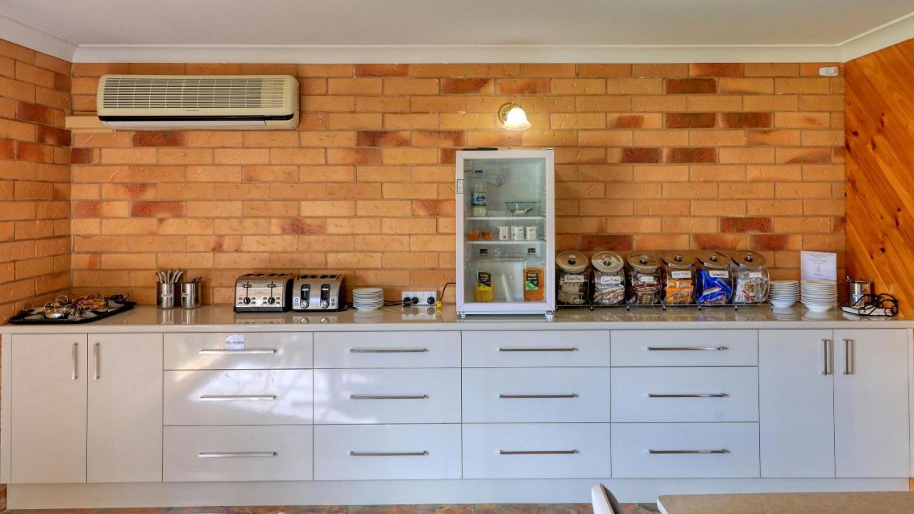 North Parkes Motel Екстериор снимка