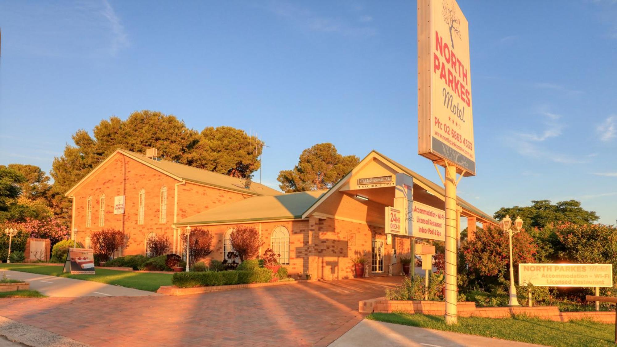 North Parkes Motel Екстериор снимка